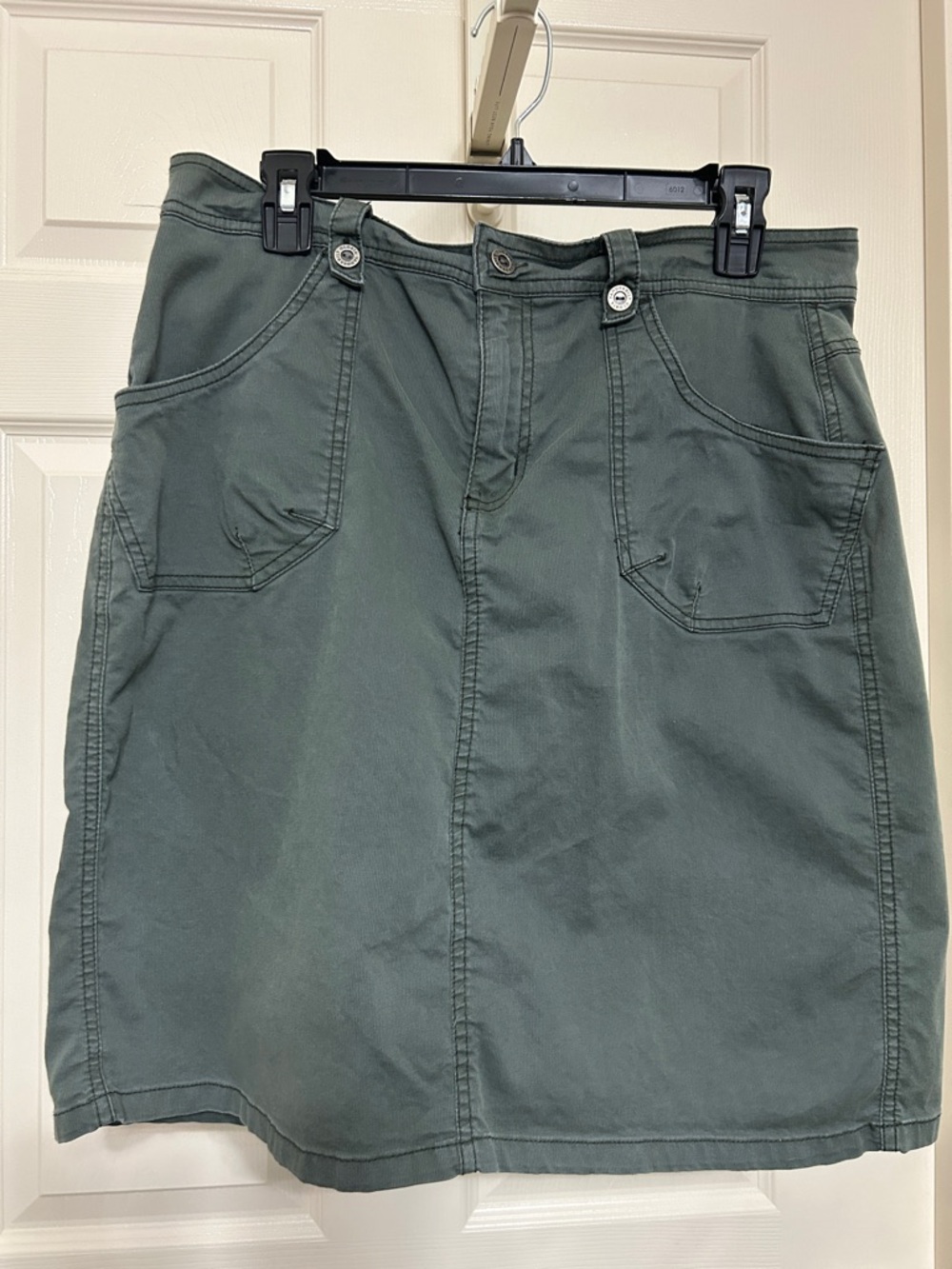 Gloria Vanderbilt Mossy Green Skirt with Pockets A-line Design Flattering Fit 12